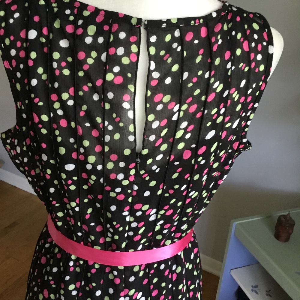BEAUTIFUL POLKA DOT SWING DRESS - Picture 7 of 13